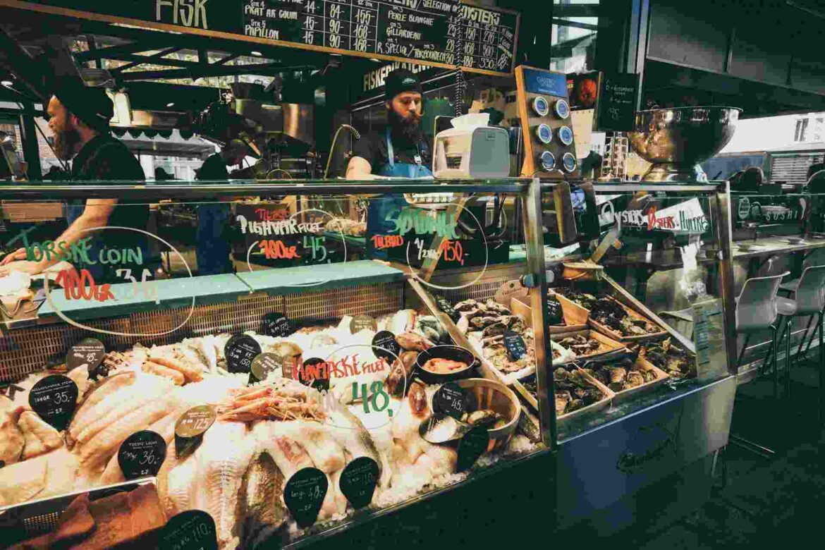 Un étal de poissonnier bien garni dans un marché couvert illustre Copenhague côté gourmand marchés boulangeries bonnes tables.